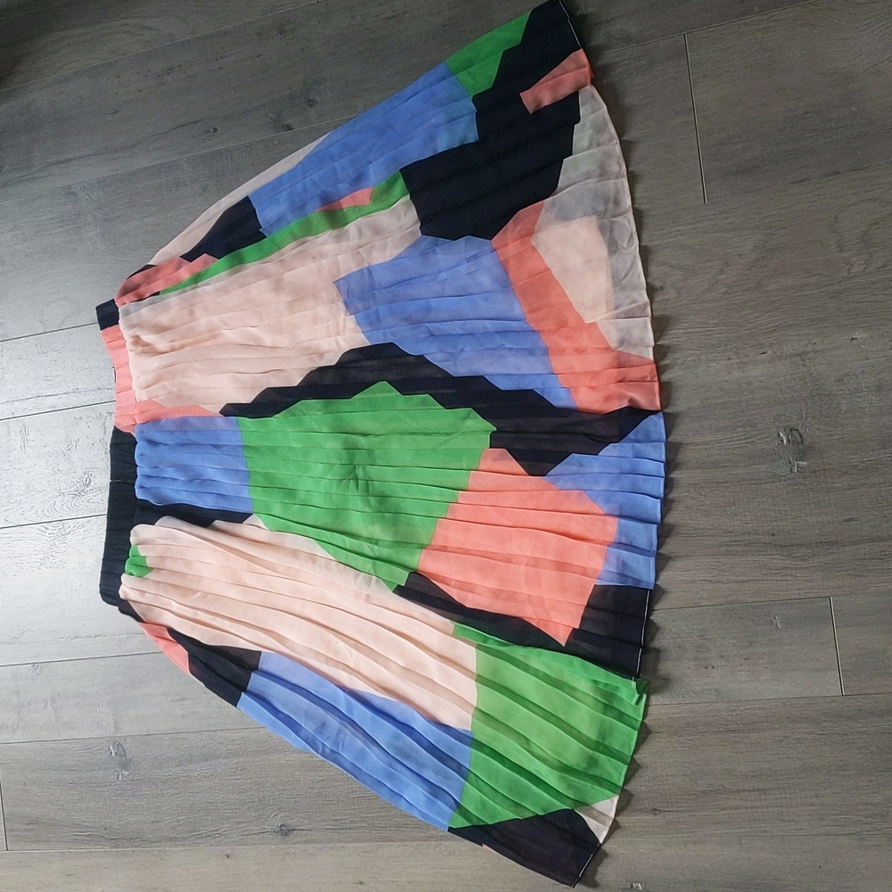 Pleated geometric pink skirt